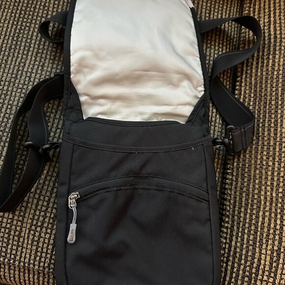 STM Linear Shoulder Bag for iPad/10-Inch Tablets (stm-212-026J-01) - Picture 8 of 10